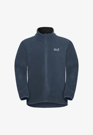 Twee kinderen dragen blauwe fleece jassen met hoge kragen en ritsen, met een logo op de linkerkant van de borst en gecombineerd met zwarte broeken.