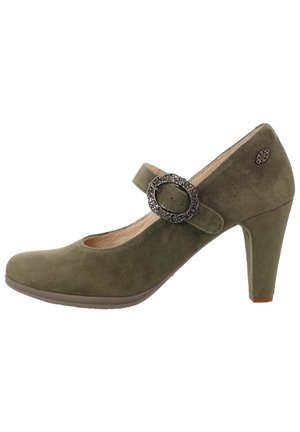 Olivgrüner Wildleder Mary Jane Pump mit abgerundeter Spitze, dekorativem silbernen Schnallenriemen und mittelhohem klobigem Absatz.