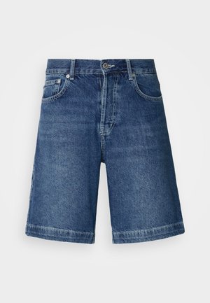 Shorts en denim bleu foncé, présentant une coupe droite, un design à cinq poches et un ourlet cousu. Comprend une fermeture à bouton et un zip à l'avant.