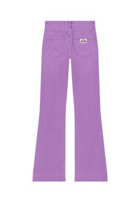 Μωβ τζιν με καμπάνα, δύο πίσω τσέπες, μία από τις οποίες έχει ένα μικρό έμπλαστρο με ουράνιο τόξο και λεπτομέρεια κειμένου.