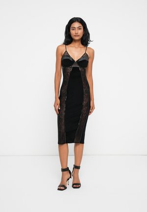 Vestido midi preto com painéis de renda, forma ajustada e alças finas. Destacado por detalhes metálicos e uma textura suave.
