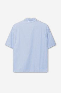 Lichtblauw, kort mouwenshirt met een rugpand en verticale witte strepen. Glad materiaal, ontspannen pasvorm en zonder kraag ontwerp.