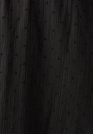 Melnas audums ar strukturētu virsmu, kurā redzami vertikāli svītri un paaugstināti punkti, veidojot smalku rakstu visā audumā.