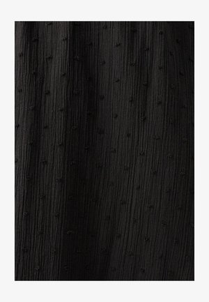 Tessuto nero con una superficie texturizzata caratterizzata da strisce verticali e punti in rilievo, creando un motivo sottile in tutta la sua estensione.