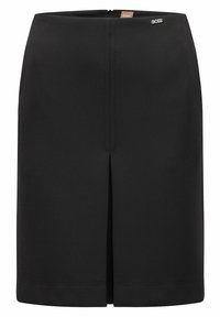 Svart blyertskjol i slät tyg, med en slits bak, rena linjer och en subtil logodetalj vid midjan.