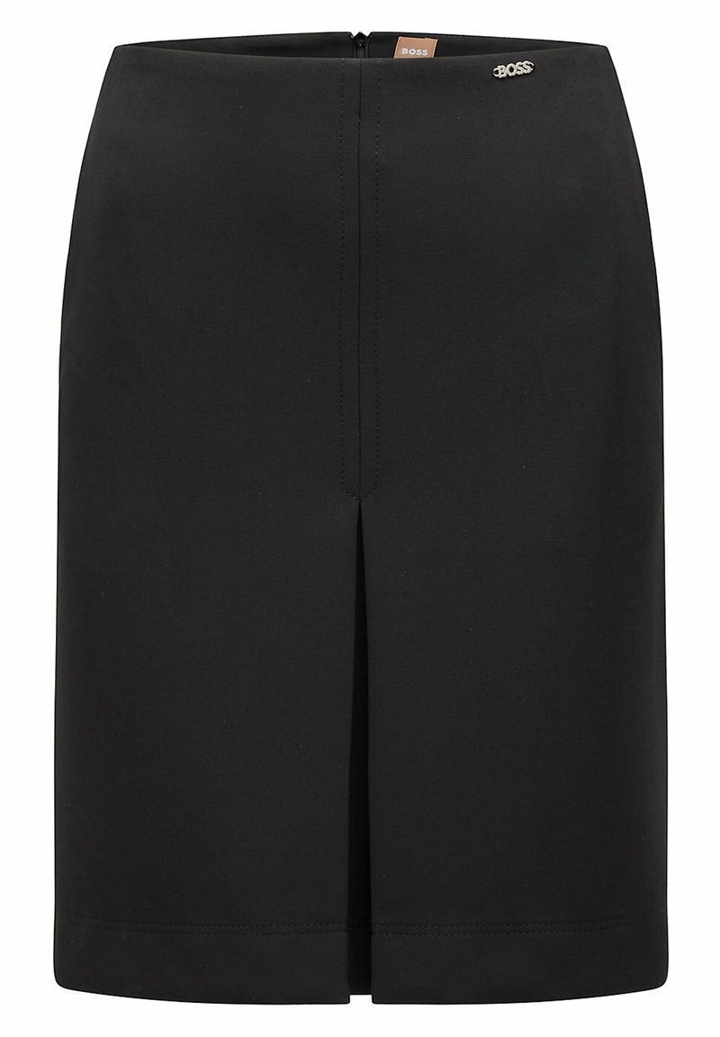 Svart blyertskjol i slät tyg, med en slits bak, rena linjer och en subtil logodetalj vid midjan.