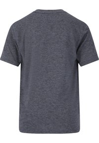 T-paita tummassa harmaassa lankakuviossa. Lyhyet hihat, pyöreä kaula-auko, pehmeä rakenne ja rento istuvuus suoran leikkauksen helman kanssa.