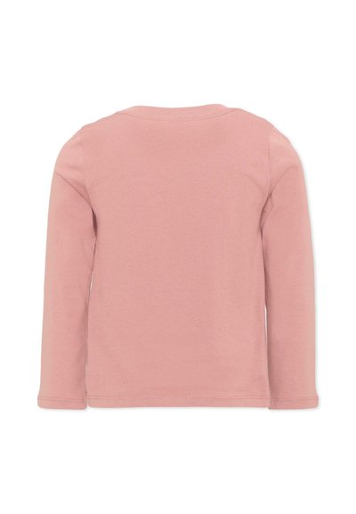 Maglia rosa chiaro a maniche lunghe, vista da dietro con scollo rotondo e cuciture semplici su sfondo bianco.