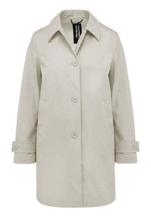 Beżowy płaszcz przeciwdeszczowy jednorzędowy z trzema guzikami, szerokim kołnierzem, kieszeniami po bokach i paskami z guzikami na mankietach.