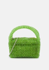 Vihreä helmikoristeinen käsilaukku, jossa on jämäkkä muoto, teksturoitu pinta, pyöreä kahva ja irrotettava hopeaketju olkahihna.