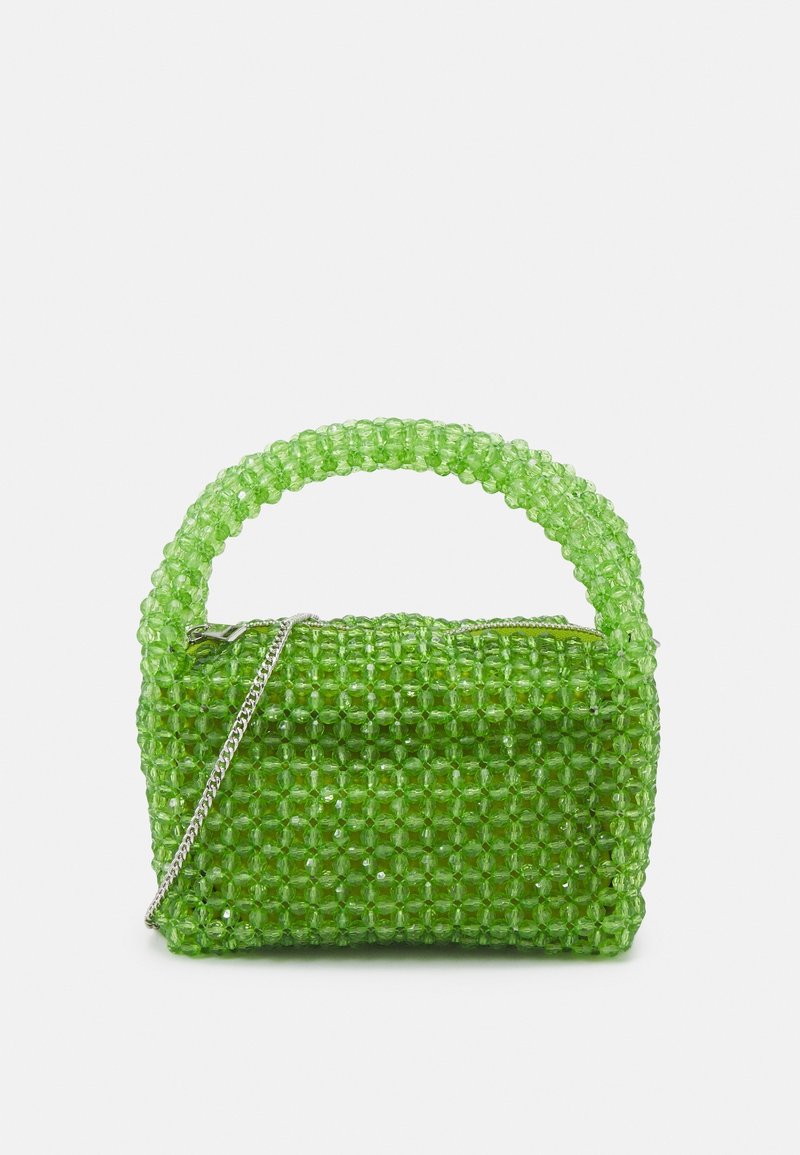 Vihreä helmikoristeinen käsilaukku, jossa on jämäkkä muoto, teksturoitu pinta, pyöreä kahva ja irrotettava hopeaketju olkahihna.