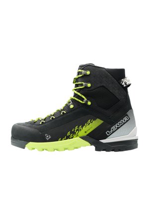 Schwarzer und neongrüner Wanderschuh mit hoher Knöchelstütze, gemustertem Stoff-Obermaterial und robustem Profil mit der Aufschrift "LOWA" an der Ferse.