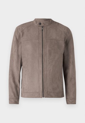 Veste en suédine marron avec col montant, fermeture éclair à l'avant et deux poches latérales. Texture lisse avec des détails de couture minimes.