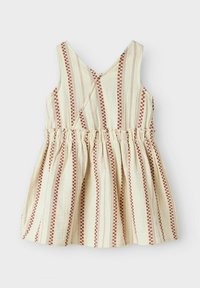 Ärmlös beige babydress med röda vertikala ränder och rynkad midja, med V-ringning och korsade detaljer på ryggen.