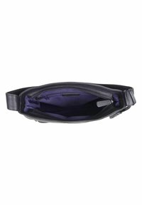 Zwarte leren tas met een gestructureerde buitenkant. De binnenkant heeft een paarse stoffen voering en een ritsvak voor organisatie.