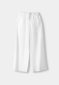 Białe spodnie z szerokimi nogawkami, z elastycznym pasem, dwoma bocznymi kieszeniami i luźnym krojem, wykonane z lekkiego materiału.