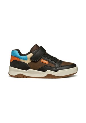 Sneakers Geox con una parte superiore sintetica marrone e nera, dettagli blu e arancioni, una fascia in velcro e una suola in gomma.