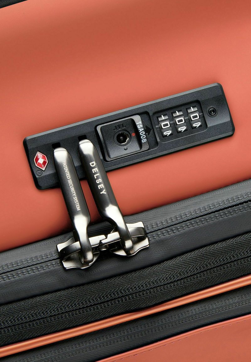 Orangefarbene Reisetasche mit einem schwarzen Sicherheitsschloss, Metallreißverschlüssen und einem Kombinationscodefeld. Die strukturierte Oberfläche verbessert den Griff und die Haltbarkeit.