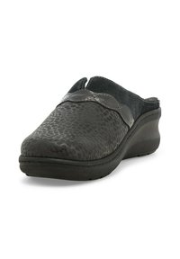 Scarpe nere slip-on con texture marmorizzata, materiali in suede e pelle, suola bassa a cuneo e dettagli a onda sulla tomaia.