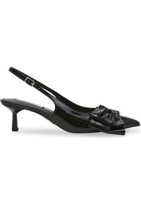 Scarpe slingback in vernice nera con punta affilata, caratterizzate da un grande fiocco sulla parte anteriore, tacco kitten basso e cinturino regolabile.