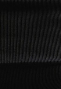 Tessuto nero a coste con strisce verticali, caratterizzato da una consistenza morbida e un leggero lucido, adatto per varie applicazioni di abbigliamento.