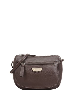 Petit sac bandoulière en cuir marron foncé avec une poche zippée à l'avant, une fermeture éclair argentée et une étiquette de marque sur fond blanc.
