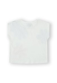 Camiseta de manga corta, de color claro, en una tela suave y con un corte holgado, que presenta sutiles patrones de flores en tonos pastel en la parte posterior.