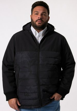 Schwarze Kapuzenjacke mit einer gesteppten Textur im unteren Teil, mit einem glatten oberen Abschnitt und gerippten Bündchen. Mit Reißverschluss vorn und seitlichen Taschen.