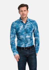 Blauwe overhemd met lange mouwen en een palmenbladpatroon, voorzien van een button-down kraag en bijpassende knopen, gecombineerd met donkerdenim jeans.