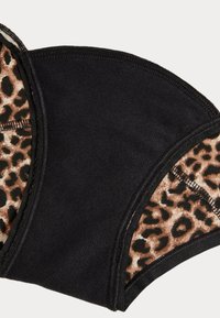 Svart tyg med en mjuk textur och leopardmönstrad inredning. Har kontrasterande sömmar och en strukturerad design.