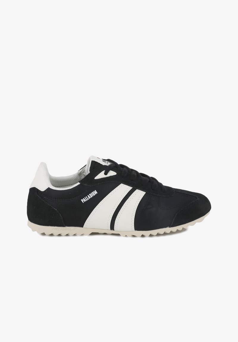 Chaussure de sport noir et blanc en matériaux suède et textile, avec des bandes latérales, un col rembourré et une semelle extérieure texturée.