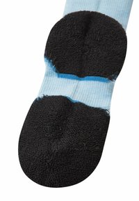 Calzino blu con una suola ammortizzata nera testurizzata, caratterizzato da una striscia orizzontale azzurro chiaro e una parte superiore in tessuto liscio.