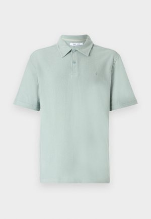 Vaaleanvihreä polo-paita, jossa on teksturoitu kangas, lyhyet hihat, kaulus, kaksinutun napitus ja kirjailtu logo rinnassa.