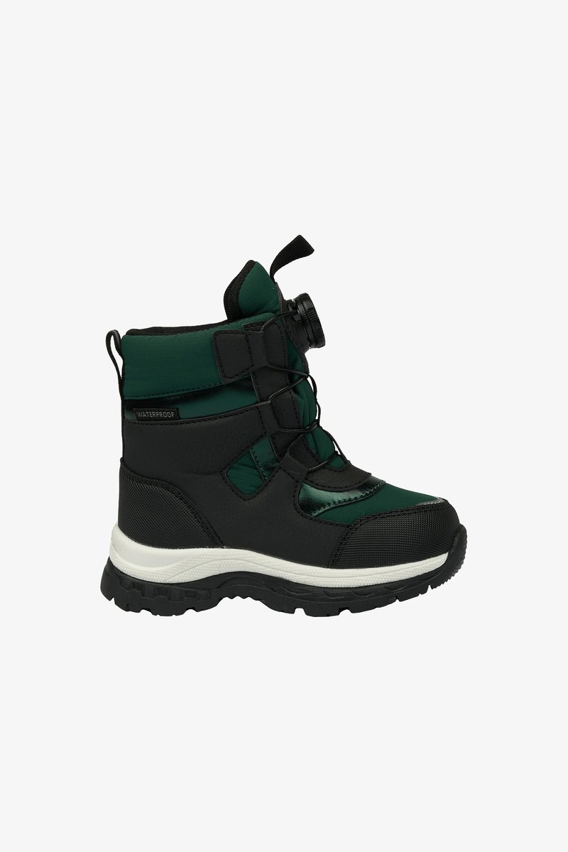 Vandtæt vinterstøvle med en sort gummisål og en grøn syntetisk overdel. Har en sikker snørelukning og teksturerede detaljer.