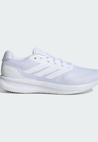 Scarpa da ginnastica bianca con tomaia in rete, caratterizzata da dettagli texturizzati e tre strisce laterali. Include un'imbottitura Cloudfoam nella suola.