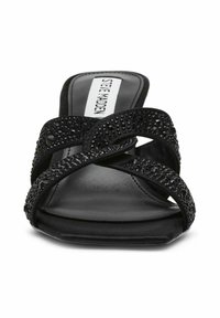 Sandale noire à enfiler avec des brides croisées ornées de strass noirs, semelle intérieure en texture douce et semelle en cuir lisse.