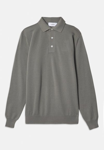Polo shirt gris à manches longues en tissu texturé, avec un col classique, une patte de boutonnage à trois boutons et des poignets côtelés.