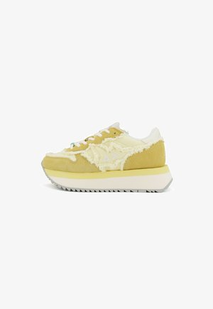 Baskets en suède et en tissu de couleur jaune clair avec des bords effilochés, des accents blancs et une semelle texturée présentant un motif de crampons prononcé.