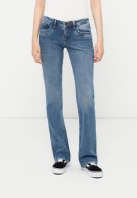 Ljust blå denimjeans med rak bendesign, fem fickor och subtila blekningar. Sitter tajt i midjan med knapplås.