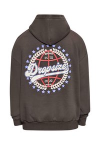 Brauner Hoodie mit einem großen kreisförmigen Grafikdesign, das ein Basketballmotiv, Sterne und den Text "Dropsize" in Blau auf einem dunkleren Hintergrund zeigt.