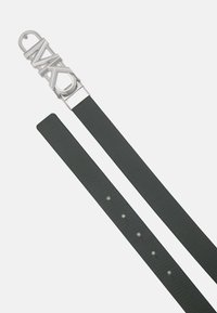 Zwarte leren riem met een zilverkleurige metalen MK-logo gesp, een gestructureerde band en vijf verstelbare gaten voor het vastmaken.