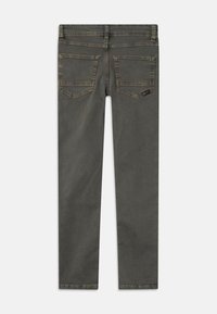Vaqueros de mezclilla gris con corte ajustado, que cuentan con dos bolsillos traseros y costuras detalladas a lo largo de las costuras. Diseño limpio y material resistente.