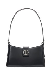 Czarna skórzana torebka na ramię z pojedynczym paskiem i okrągłym, srebrnym zapięciem na przedniej klapie, wyeksponowana na białym tle.