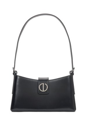 Černá kožená kabelka s jedním popruhem a stříbrným kruhovým zapínáním na předním klapkovém uzávěru, vystavená na bílém pozadí.