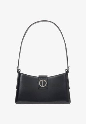 Czarna skórzana torebka na ramię z pojedynczym paskiem i okrągłym, srebrnym zapięciem na przedniej klapie, wyeksponowana na białym tle.