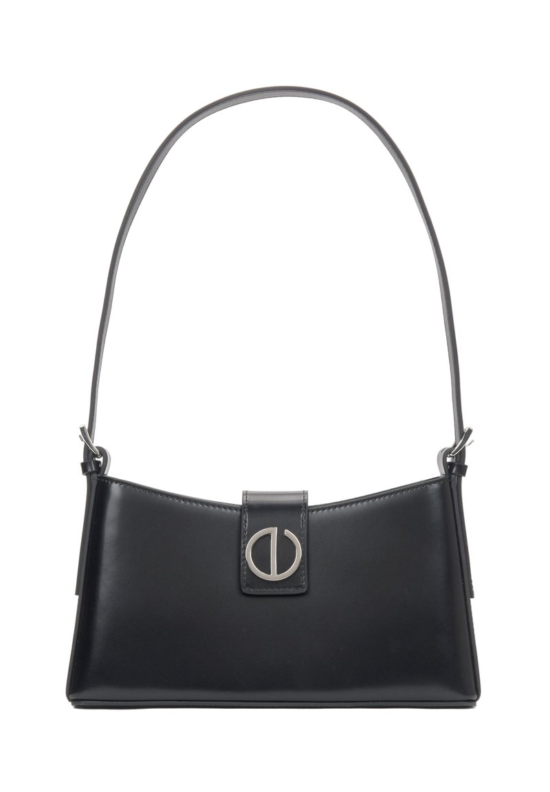 Czarna skórzana torebka na ramię z pojedynczym paskiem i okrągłym, srebrnym zapięciem na przedniej klapie, wyeksponowana na białym tle.