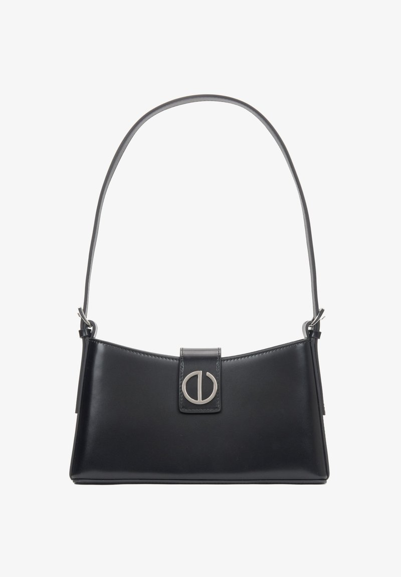 Czarna skórzana torebka na ramię z pojedynczym paskiem i okrągłym, srebrnym zapięciem na przedniej klapie, wyeksponowana na białym tle.