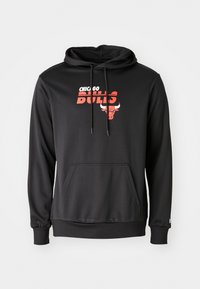Haut à capuche noir en tissu doux avec une poche kangourou à l'avant. Affiche "CHICAGO BULLS" en lettres rouges en gras et un logo de taureau.