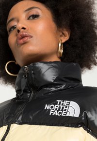 The North Face NUPTSE SHORT JACKET - Casaco de penas - pale banana