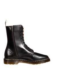 Zwarte leren enkellaarsjes met vetersluiting, ritssluiting aan de zijkant en een geëffekteerde zool met een gele stiknaad als accent.